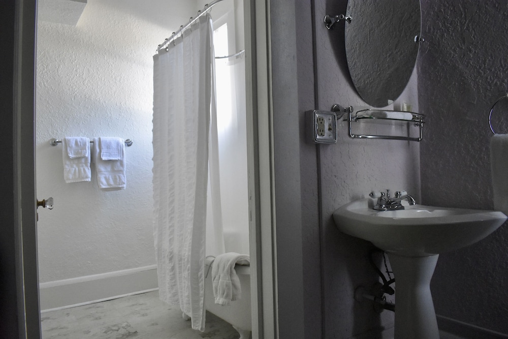 The DeLand Hotel 43/47