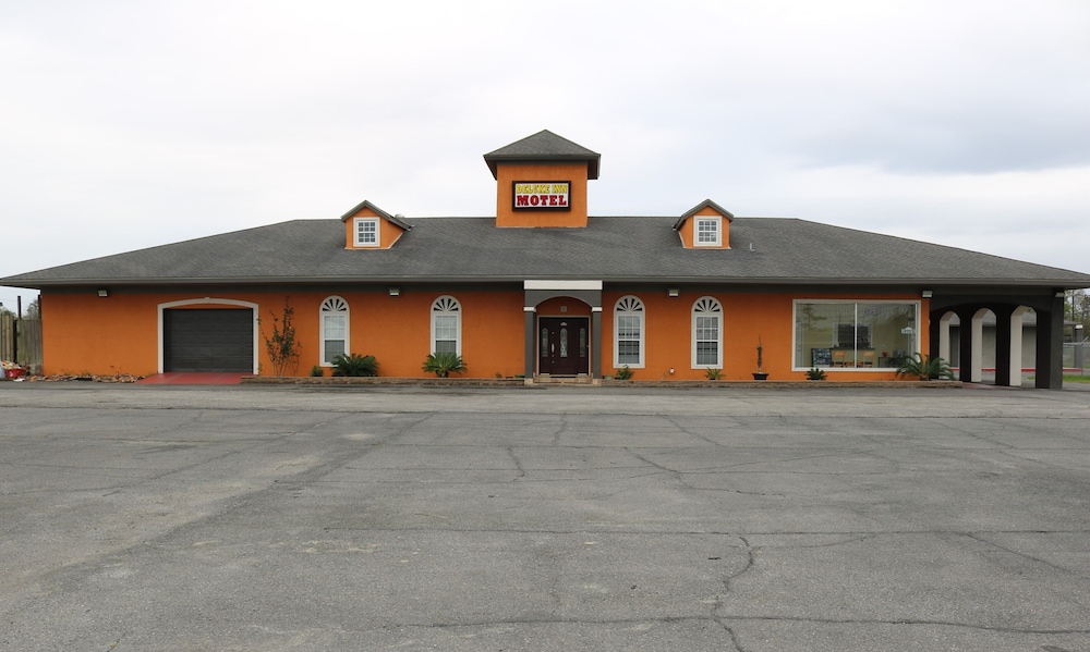 Deluxe Inn Motel 4/22