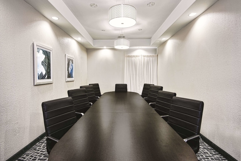 La Quinta Inn Suites By Wyndham Victoria South 49/55