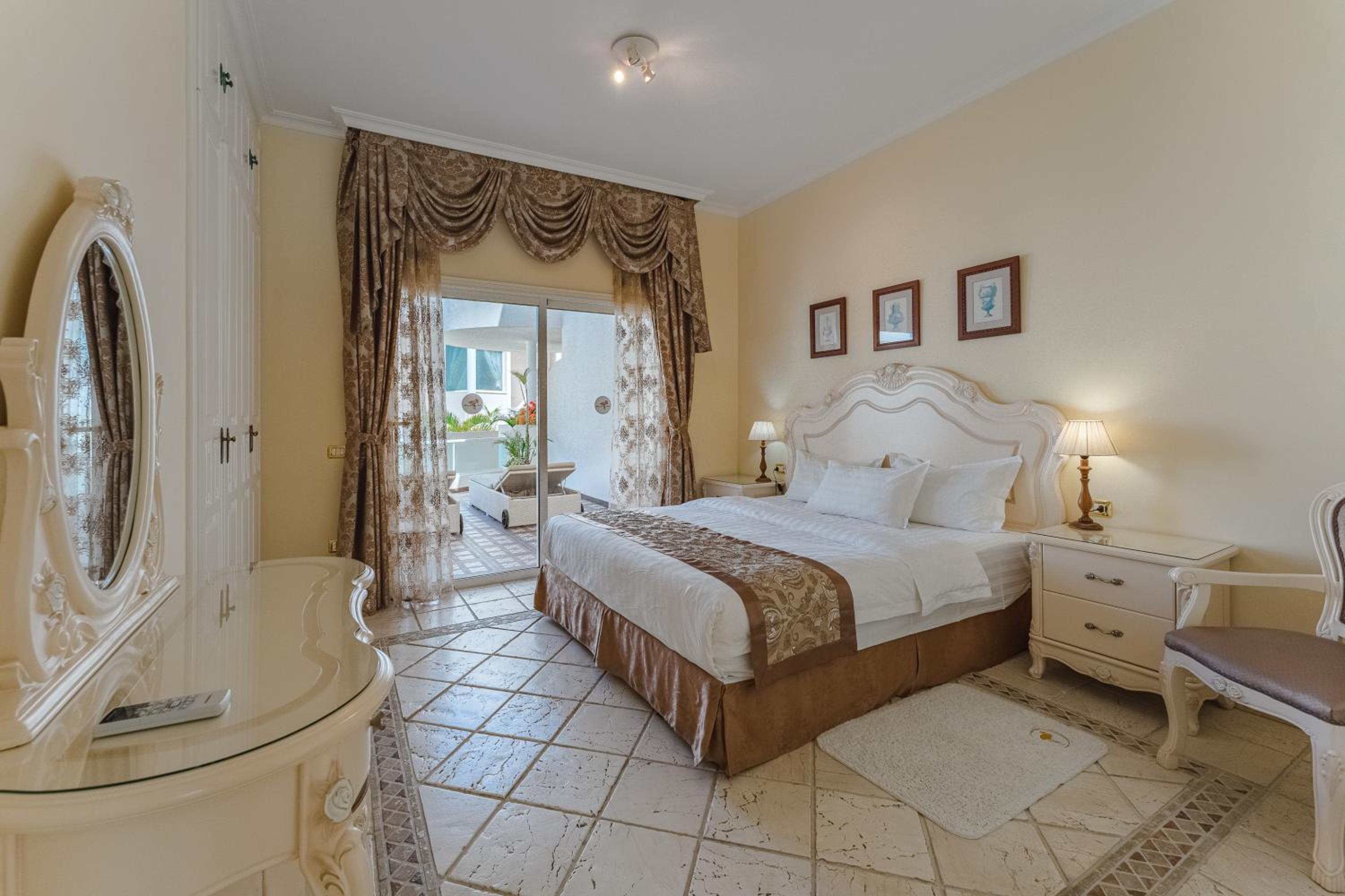 جناح بسرير كينج وسرير فردي، Flamingo Suites 4/8