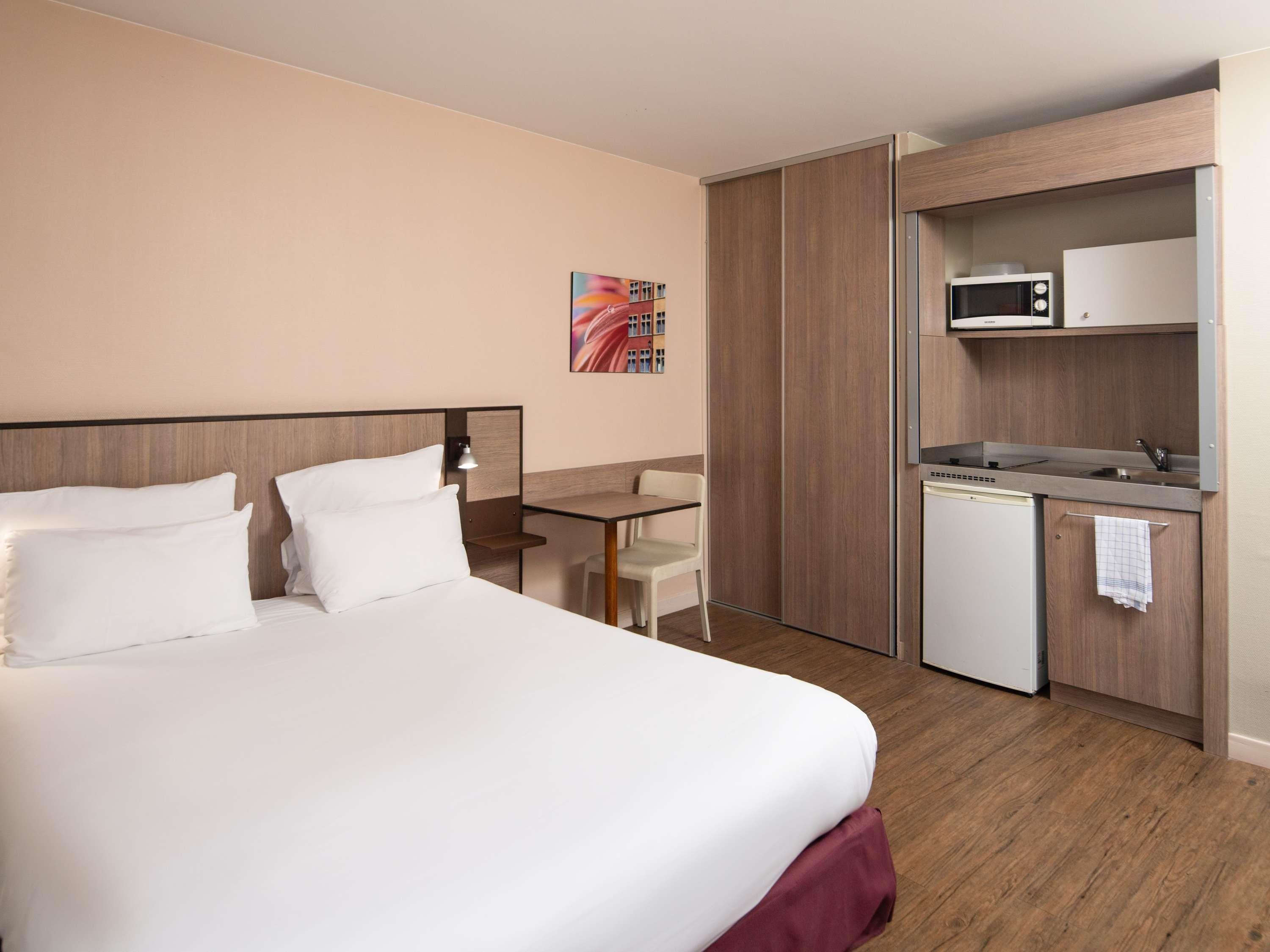 STUDIO, TWIN BEDS