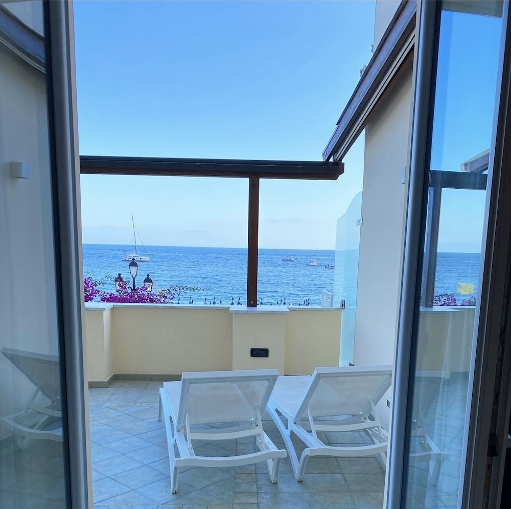 Suite, Sea View
