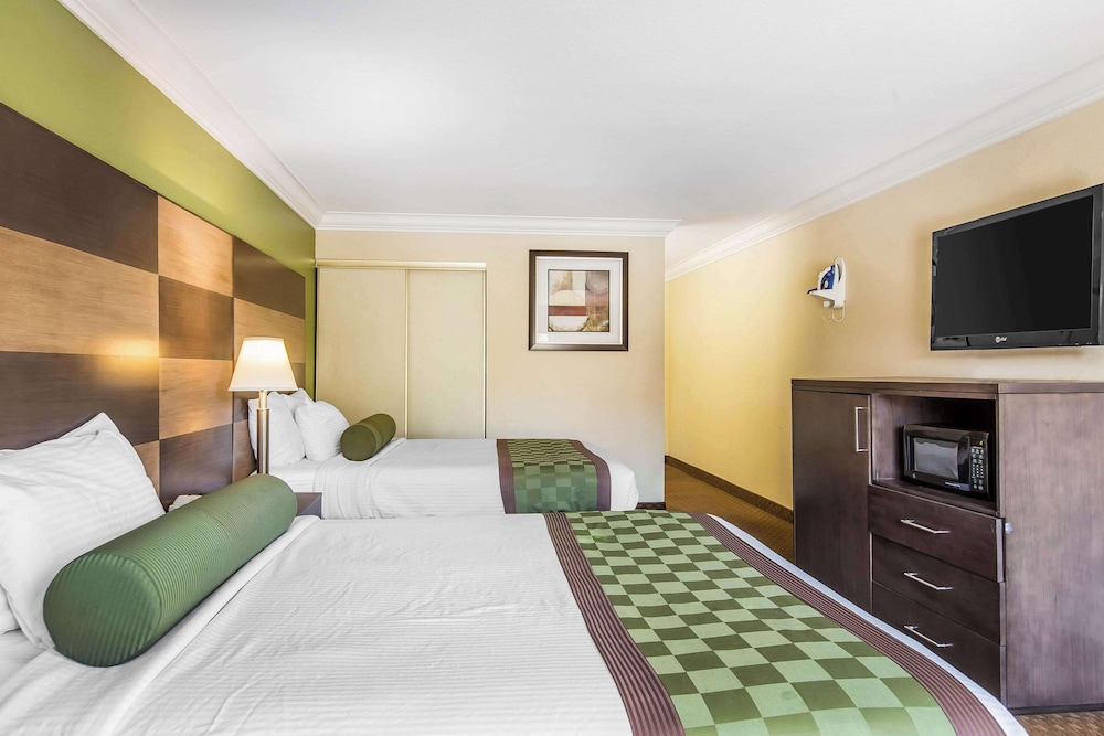 Rodeway Inn & Suites Canyon Lake Menifee West 30/62