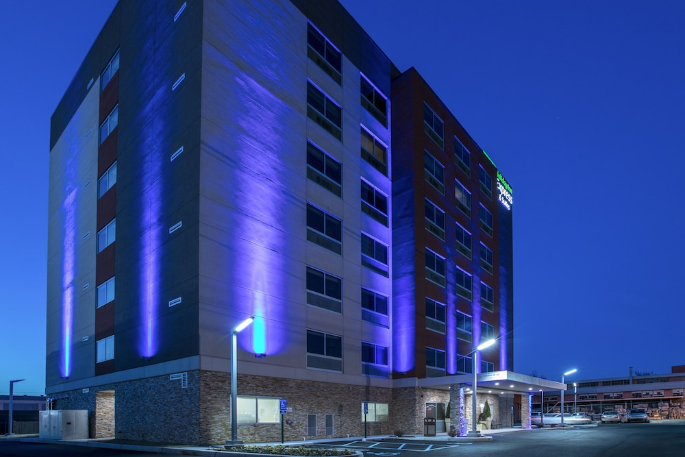 Holiday Inn Express Suites Jersey City North Hoboken 3/39