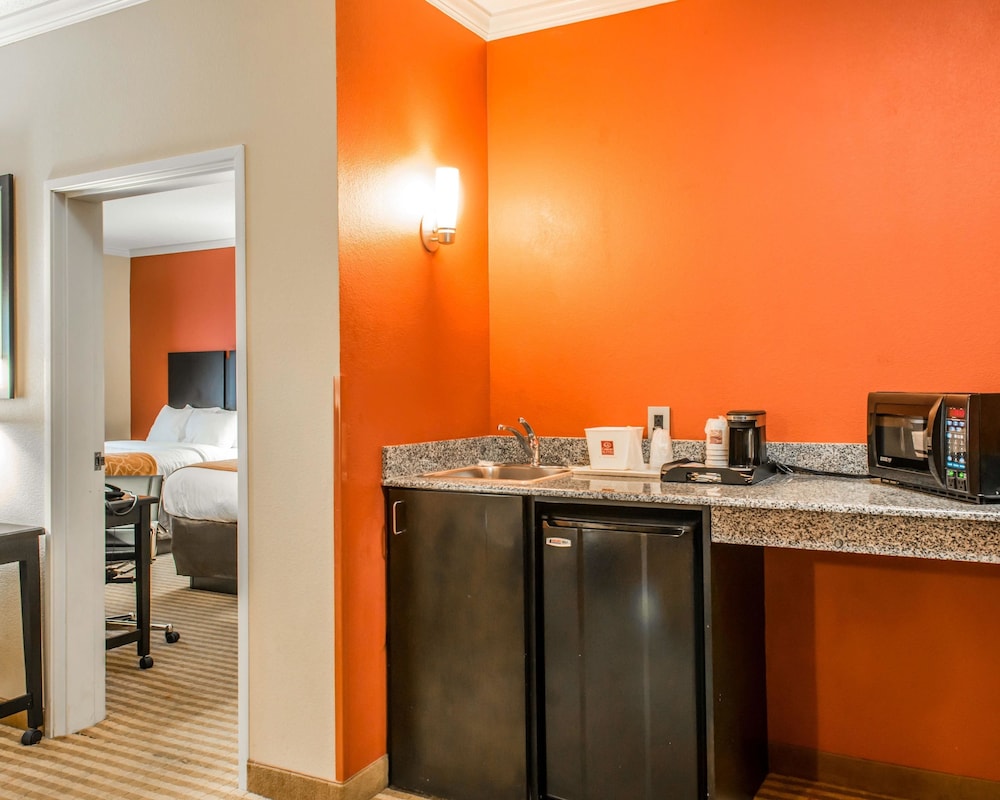 Comfort Suites Panama City Near Tyndall AFB 32/43