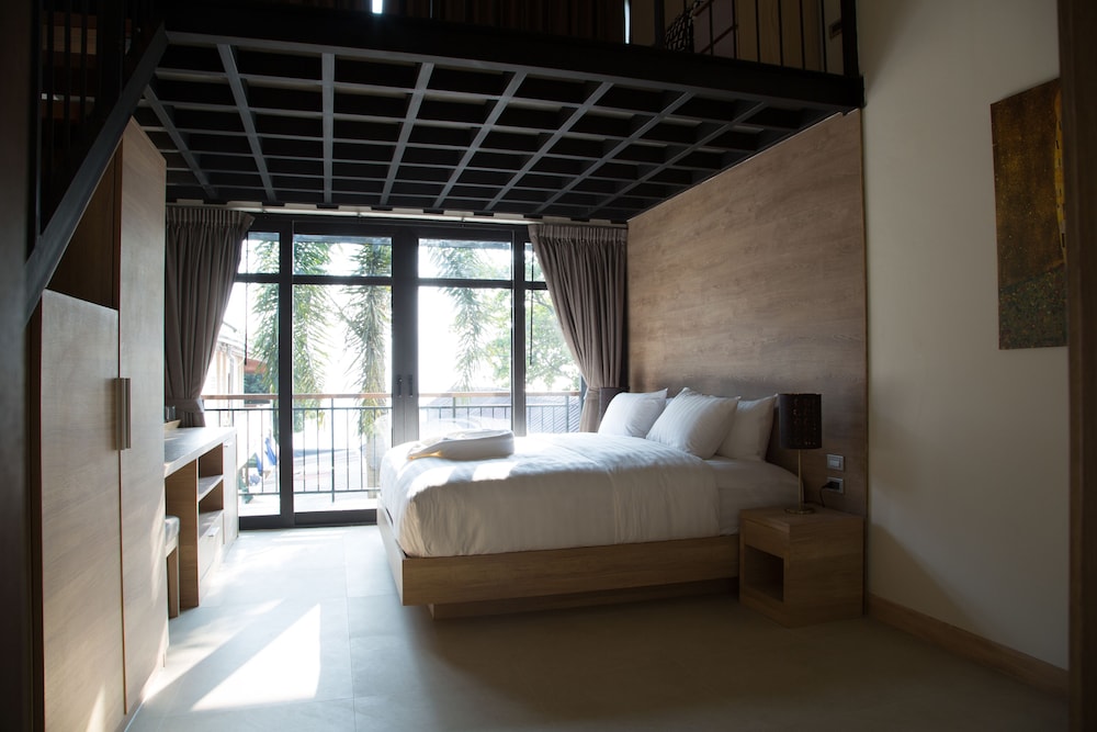 DUPLEX, DELUXE, POOL VIEW