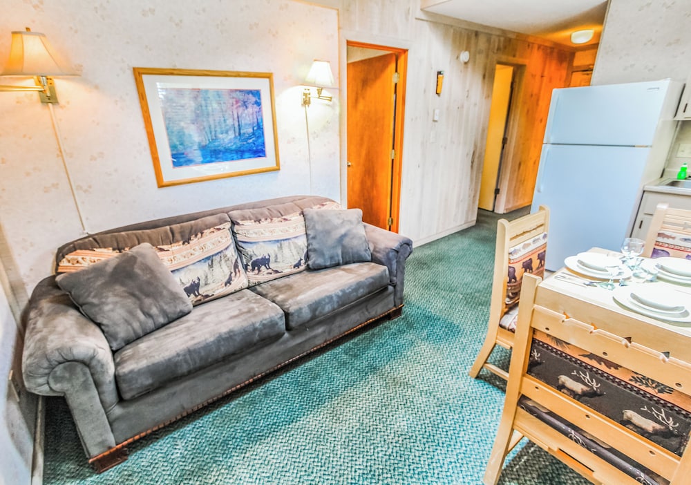 Smoketree Lodge, a VRI resort 45/70