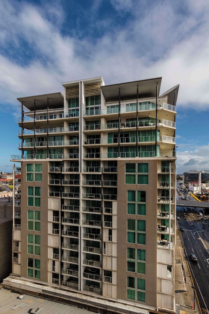 Oaks Adelaide Horizons Suites 2/70