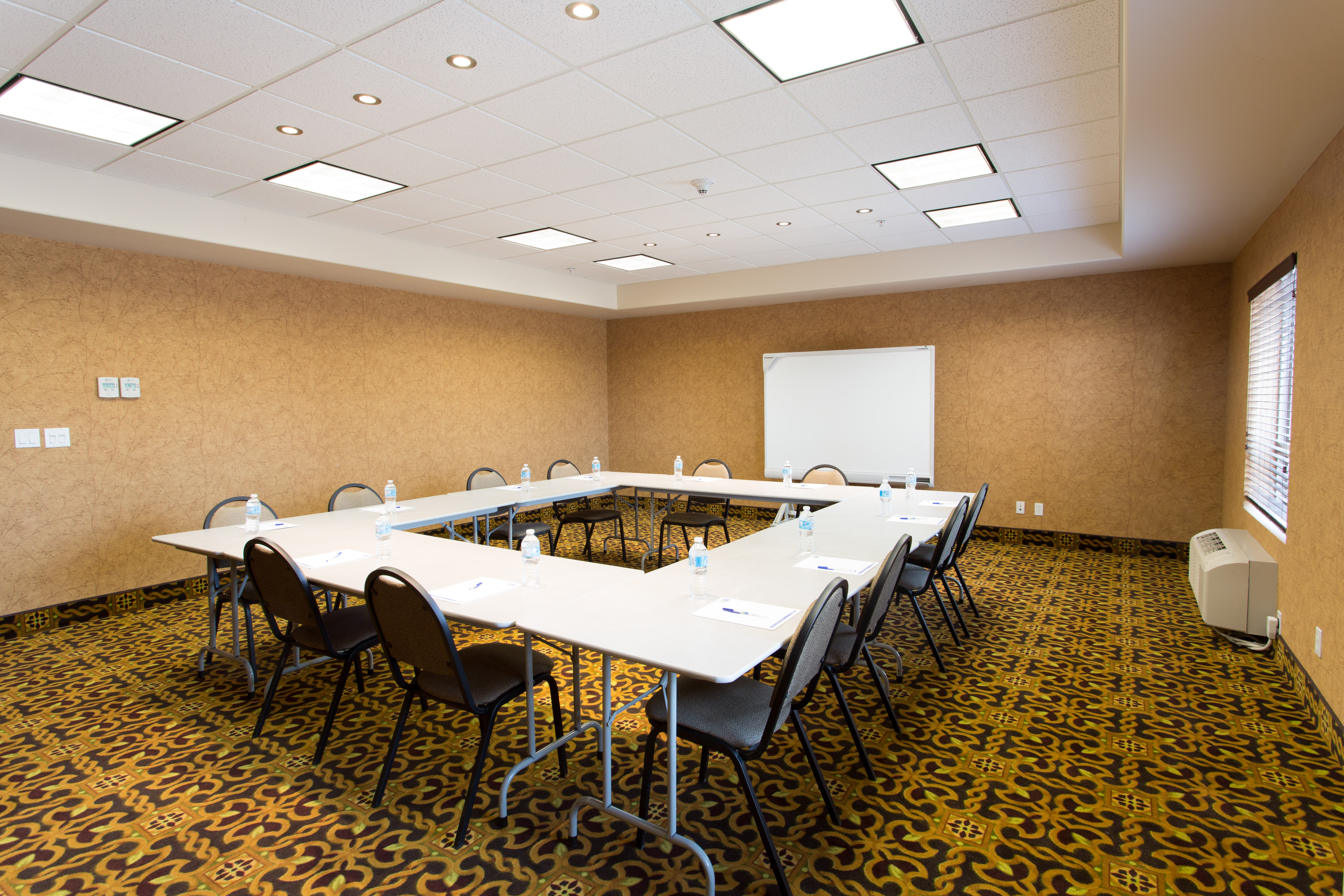 Holiday Inn Express Hotel Suites Whitecourt Southeast 72/78