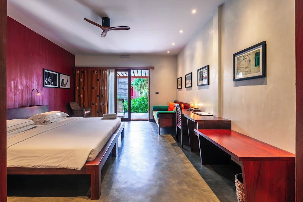 BEACHSIDE DOUBLE ROOM transfer included Airplane