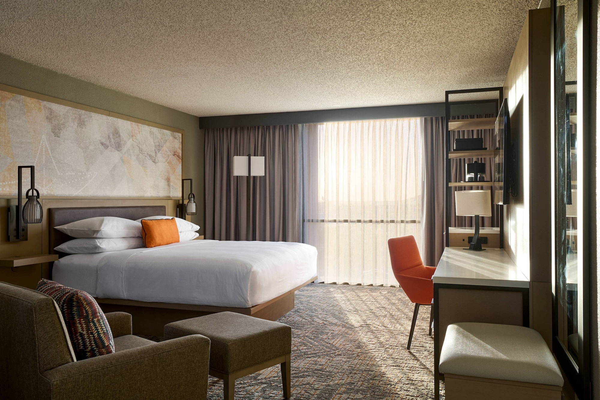 غرفة بسرير كينج بإطلالة على المسبح بشرفة، El Paso Marriott 8/10
