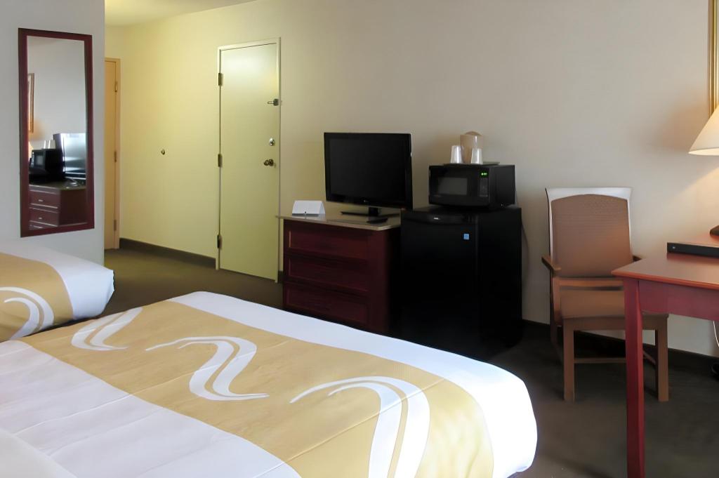 SUITE, KING BED