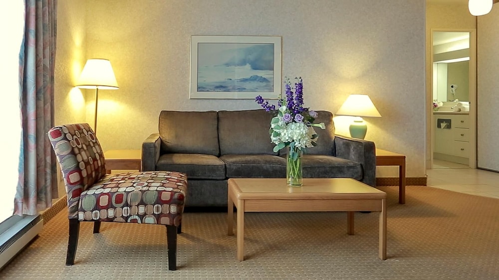Cartier Place Suite Hotel 40/64