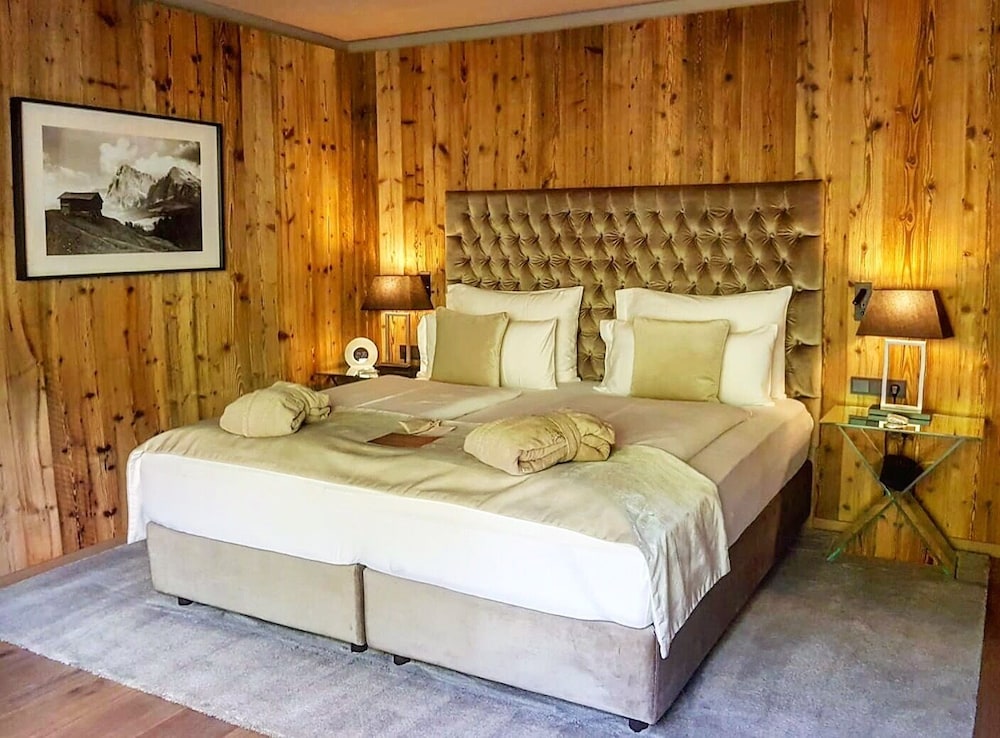 Luxury, Suite, King and Queen Bed, Sauna, Jetted Tub