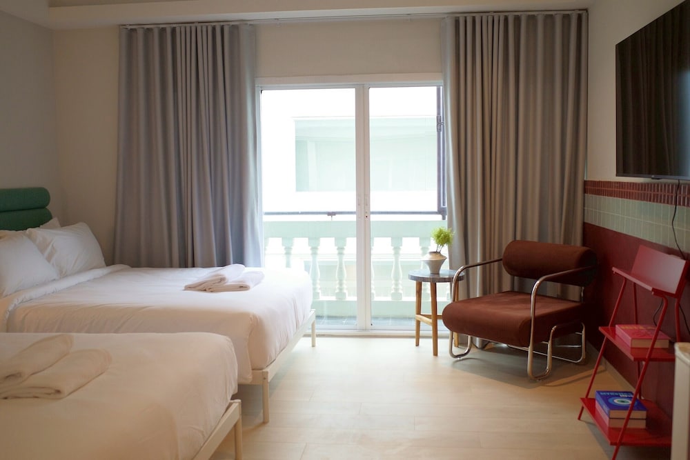 DESIGN, QUADRUPLE, 2 QUEEN BEDS, BALCONY