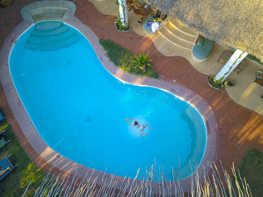 DISTANT RELATIVES ECOLODGE & BACKPACKERS 18/50