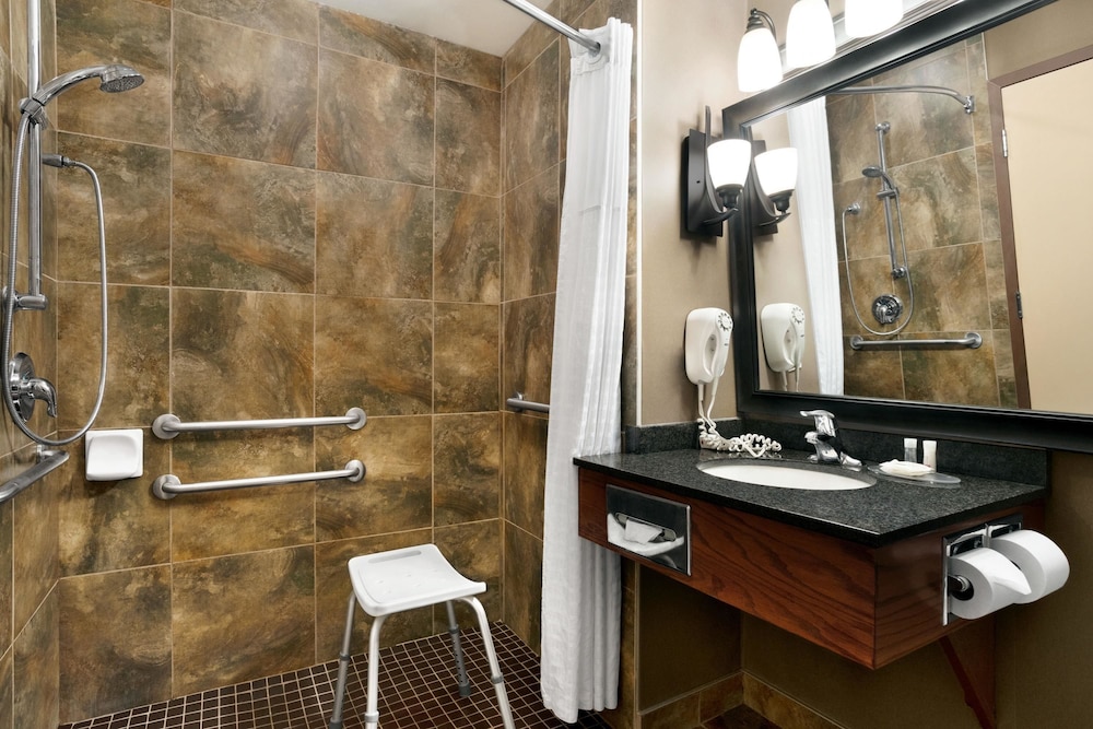 Days Inn & Suites By Wyndham Strathmore 7/29