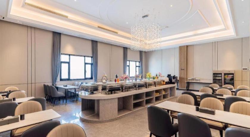 Vienna Hotel (Zhongshan Xiaolan High Speed Railway Station) 43/59