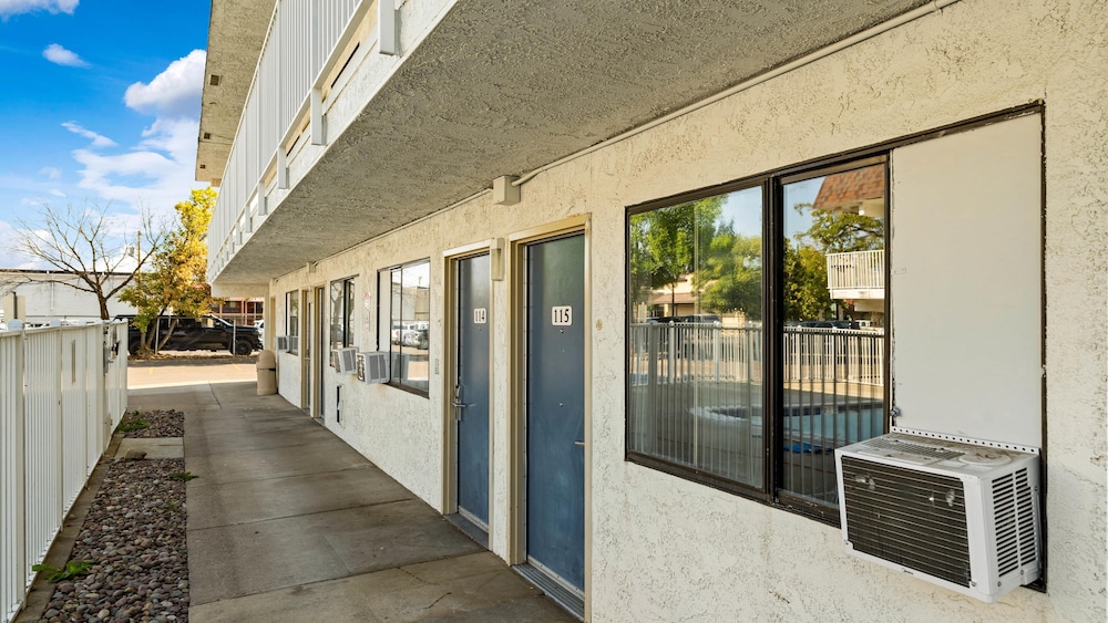 Motel6 Kalispell, MT 63/67