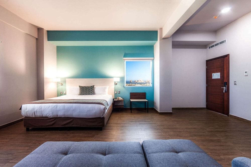 SUITE, KING BED