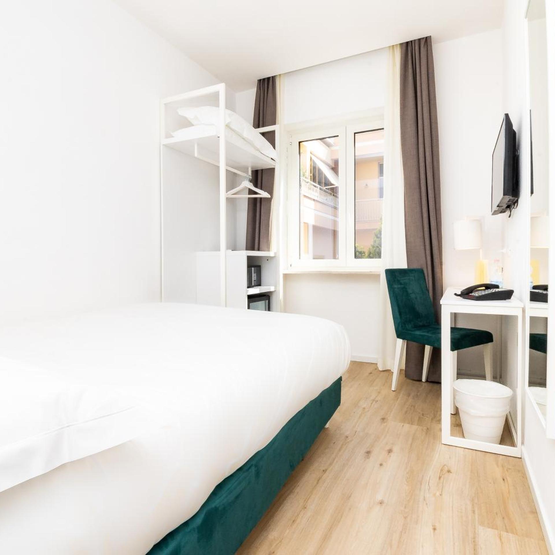 ROOM, SINGLE