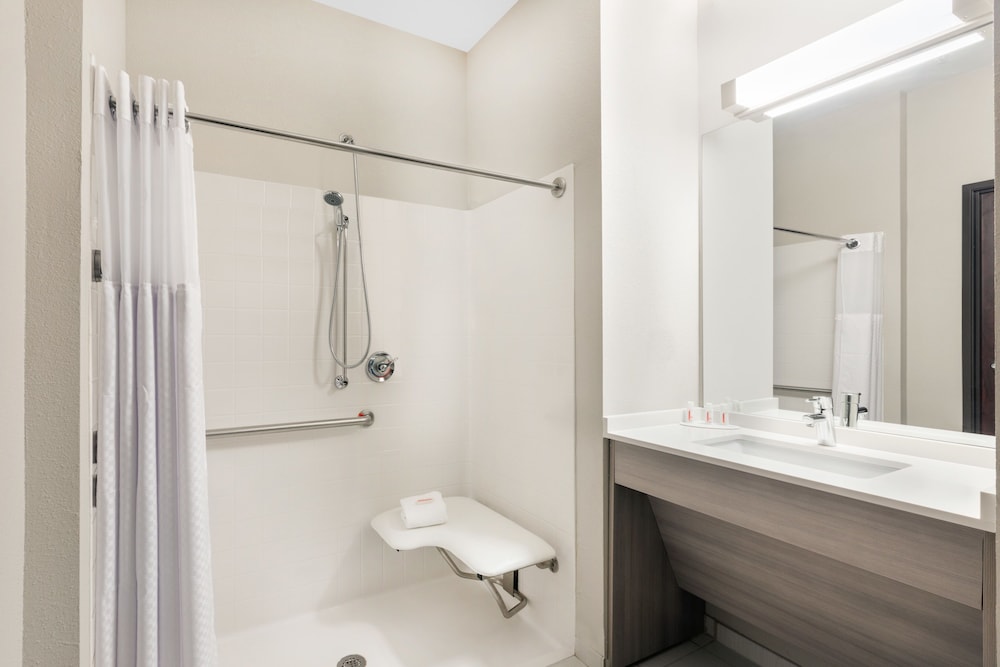 Microtel Inn And Suites By Wyndham Perry 12/41