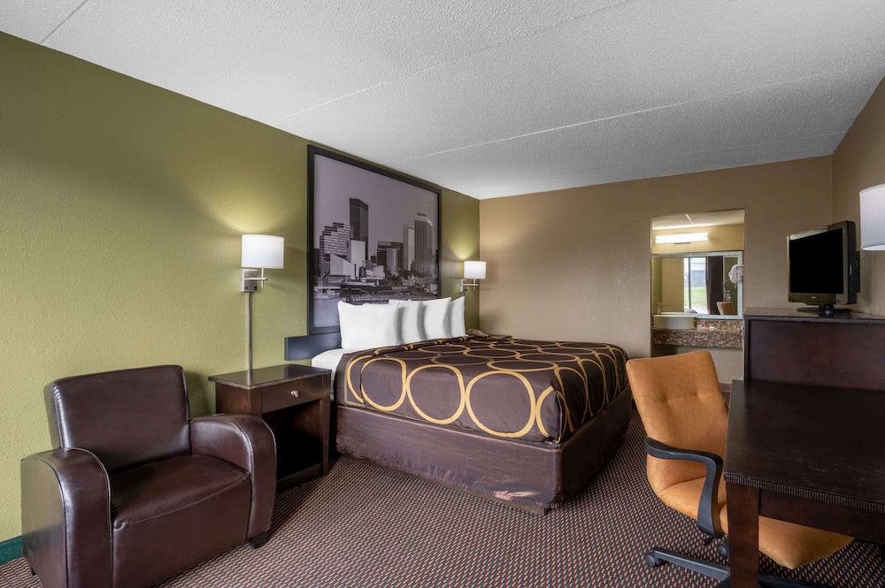 Super 8 by Wyndham Perrysburg - Toledo 16/28