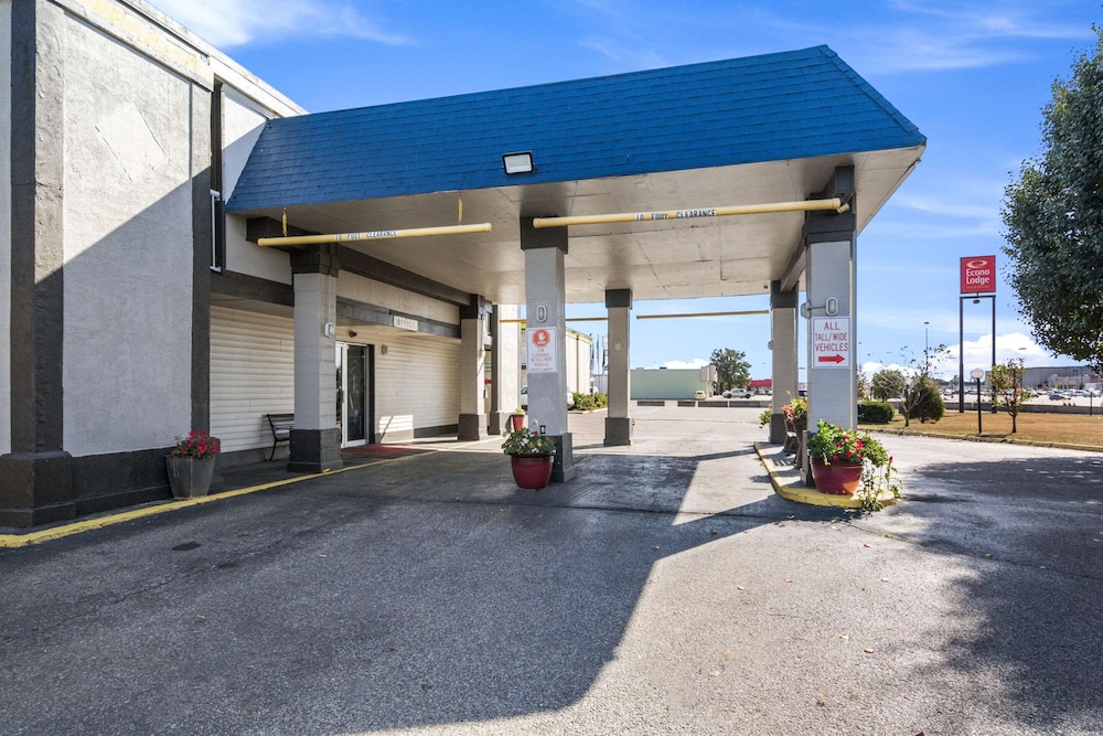 Econo Lodge Inn and Suites Terre Haute IN thumb 2