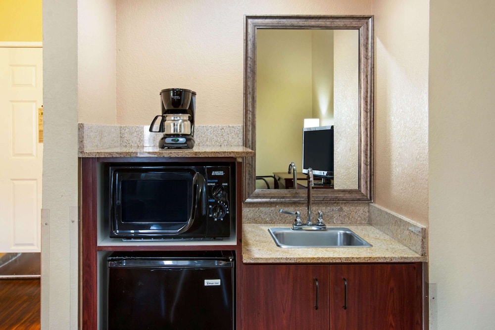La Quinta Inn & Suites by Wyndham Albuquerque Midtown 44/57