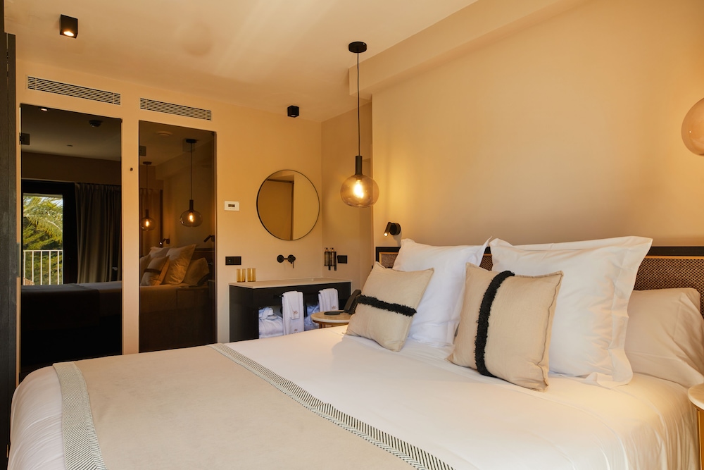 JUNIOR SUITE, PARTIAL SEA VIEW, BALCONY