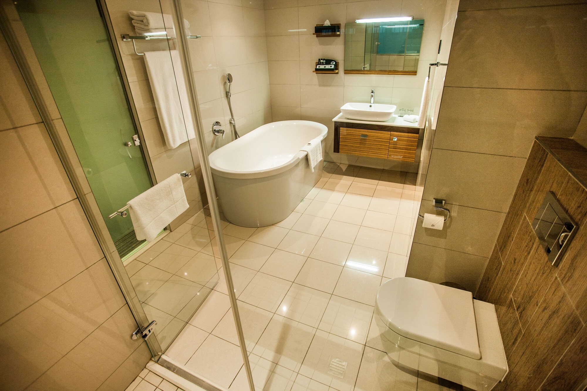 جناح تنفيذي بسرير كينج بإطلالة جزئية على البحر، Coastlands Umhlanga Hotel 4/6