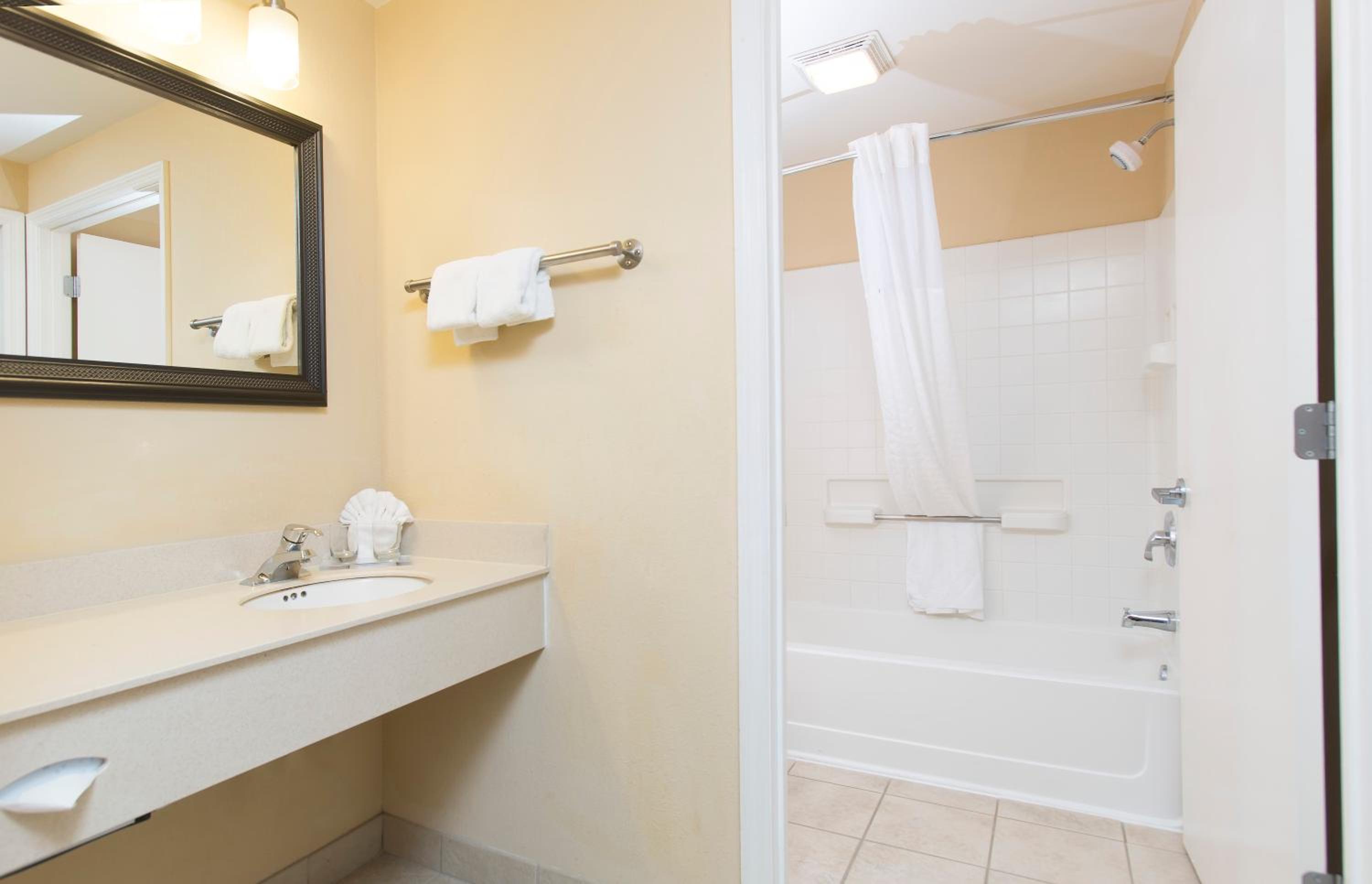 جناح بسرير كينج بغرفة نوم واحدة مع أريكة، Stay Sky Suites 3/4