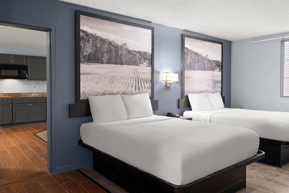 Super 8 by Wyndham Fort Wayne 25/58