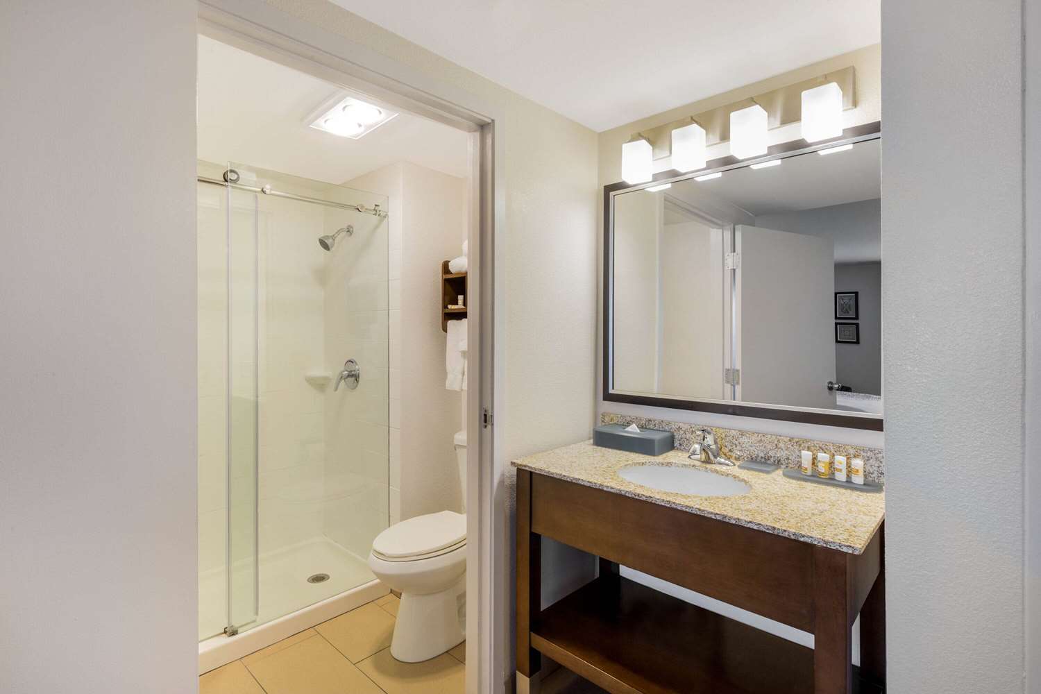 La Quinta Inn & Suites by Wyndham Oakland - Hayward 32/34