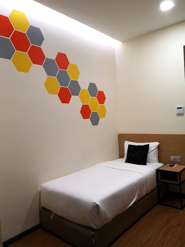 BASIC, SINGLE, SINGLE BED, CORNER