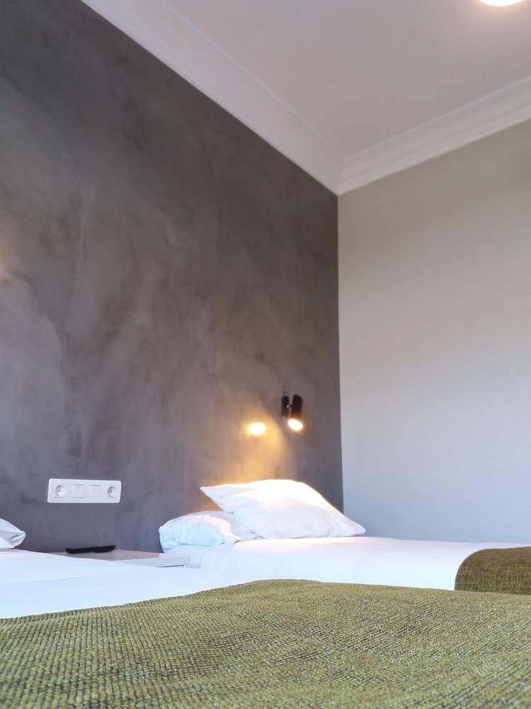 ROOM, TWIN BEDS, SHARED BATHROOM