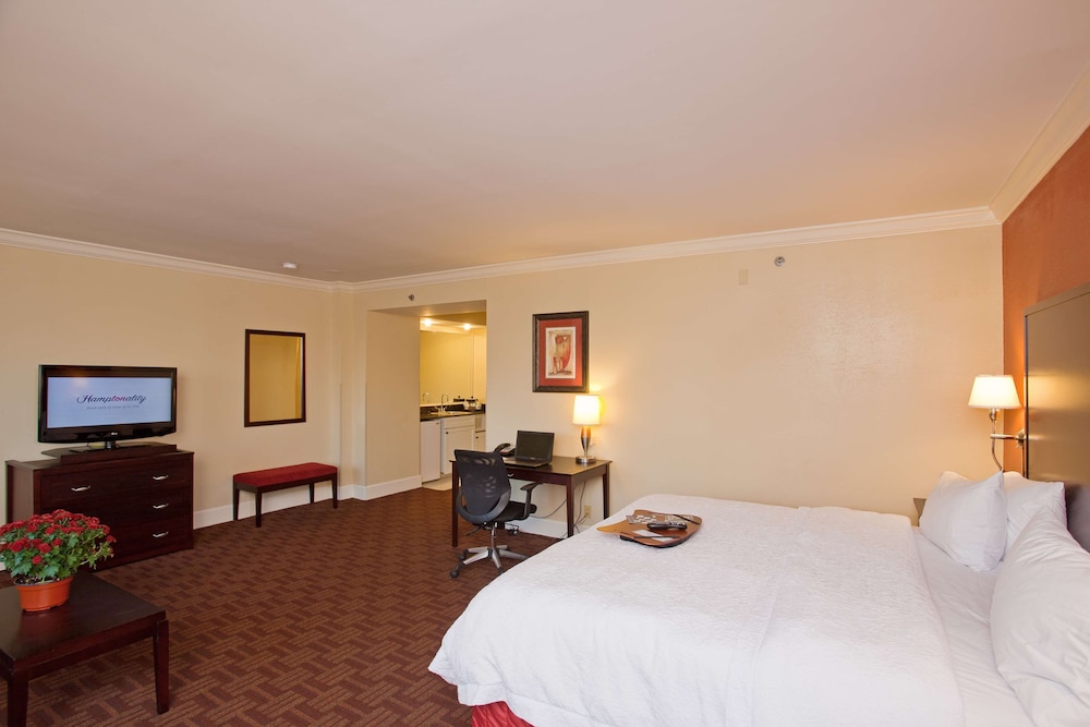Hampton Inn and Suites Stamford 17/46