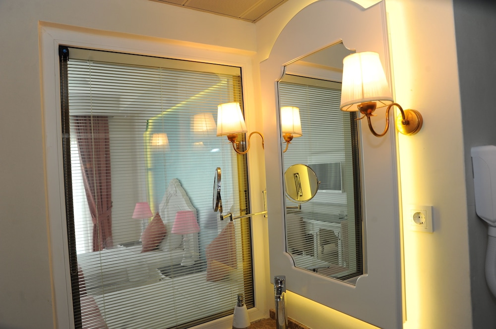 Montebello Deluxe Hotel 48/49