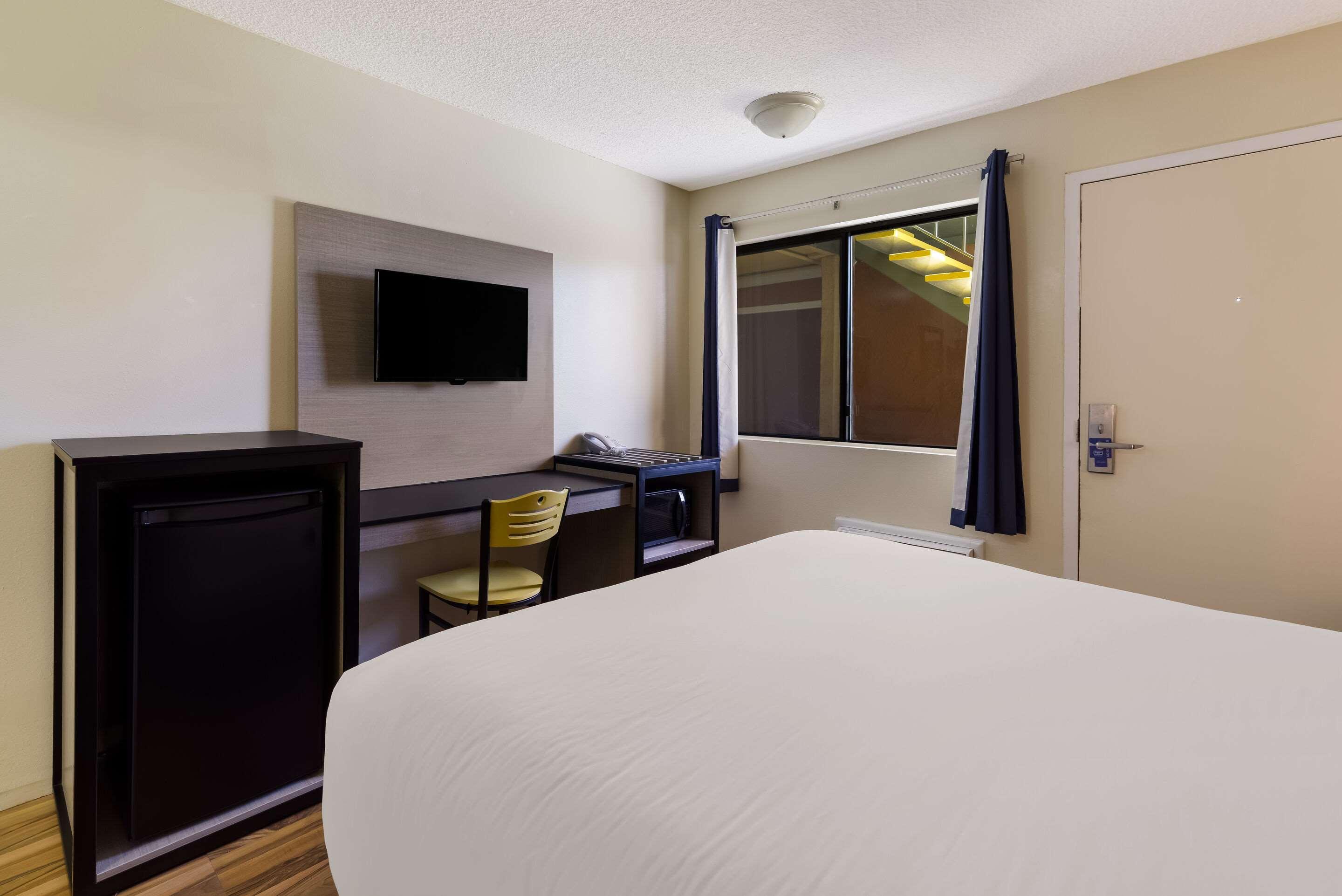 غرفة بسرير كوين، Rodeway Inn Livermore 2/7