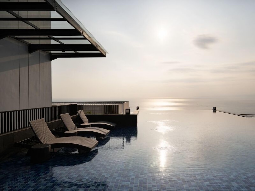 Laska Hotel and Resort Ciletuh 37/40
