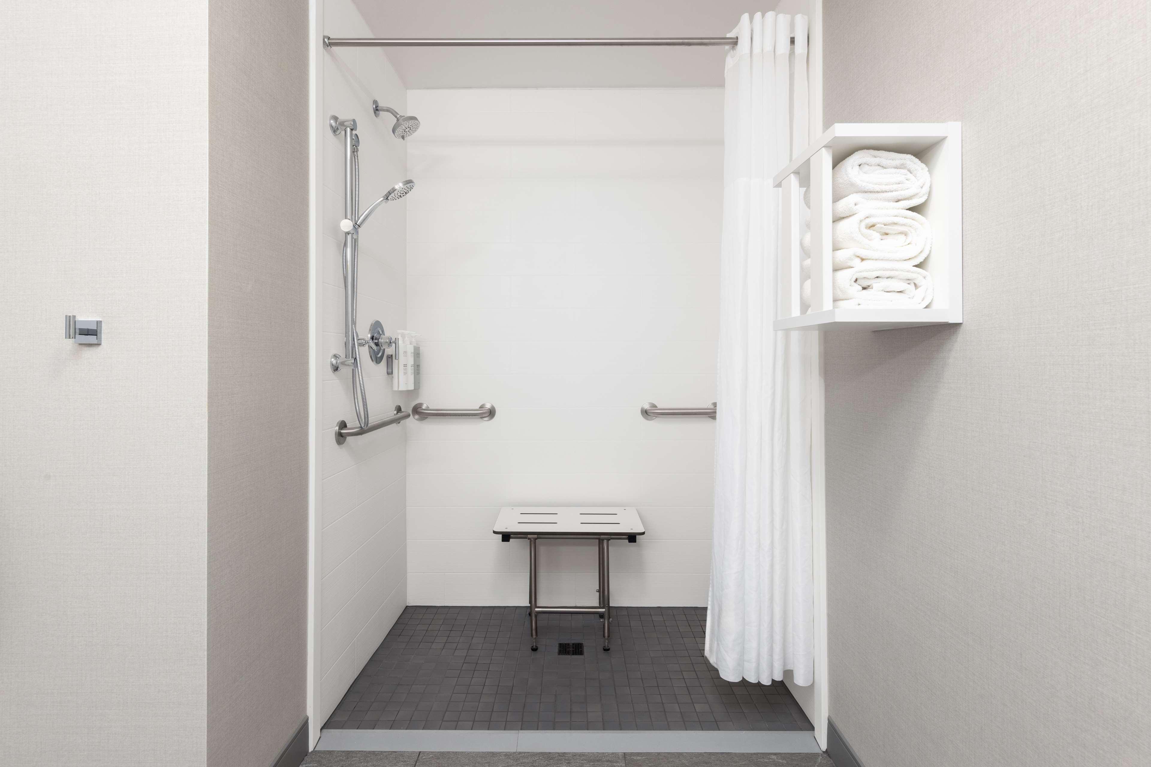 استوديو بسرير كينج بحوض جاكوزي لذوي الإعاقة، Hampton Inn Suites Manteca 2/2