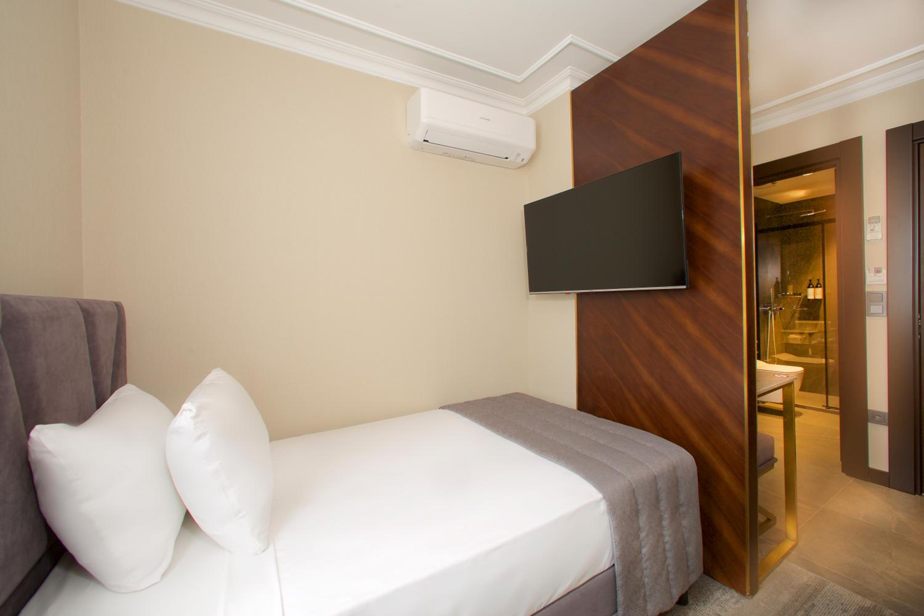ROOM, SINGLE