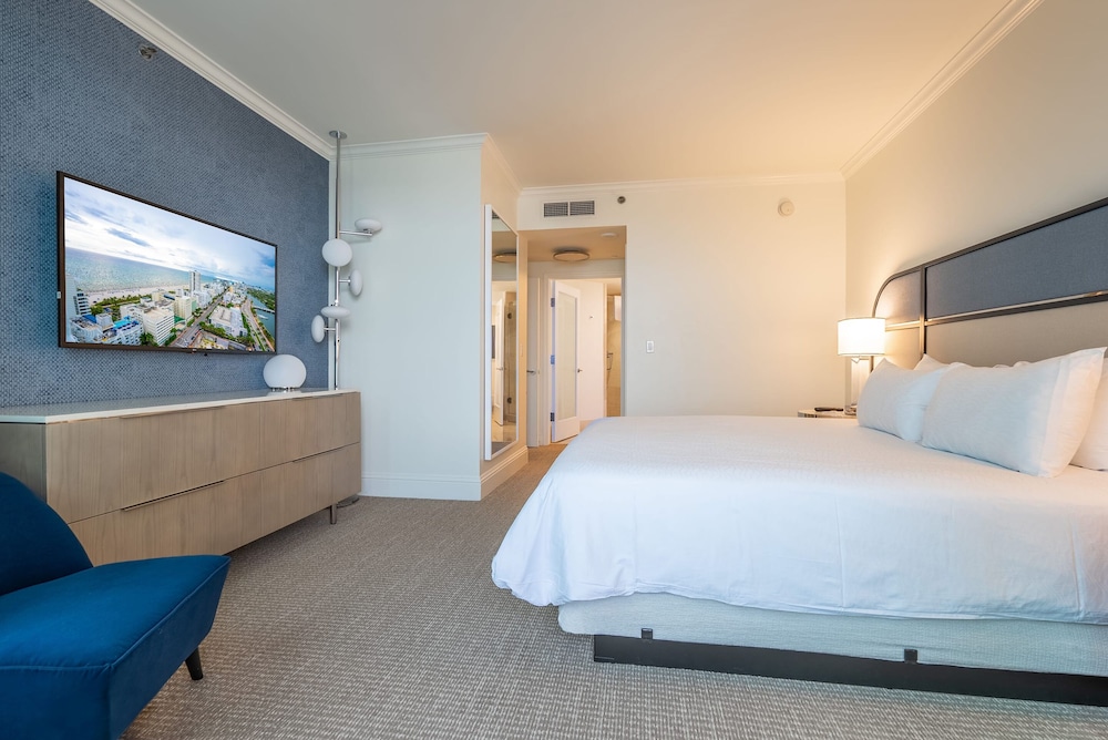 1 Bedroom, Royal, Suite, King Bed, Bay View, Sofa, Kitchen