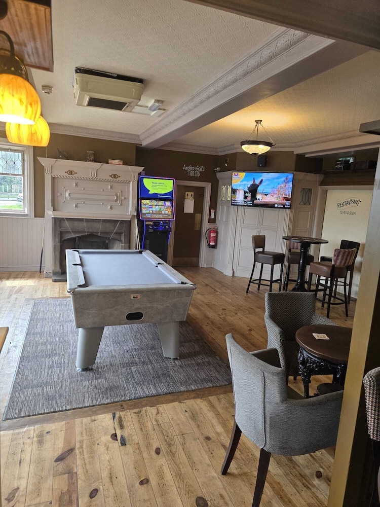 The Greyhound Hotel Leigh 27/32