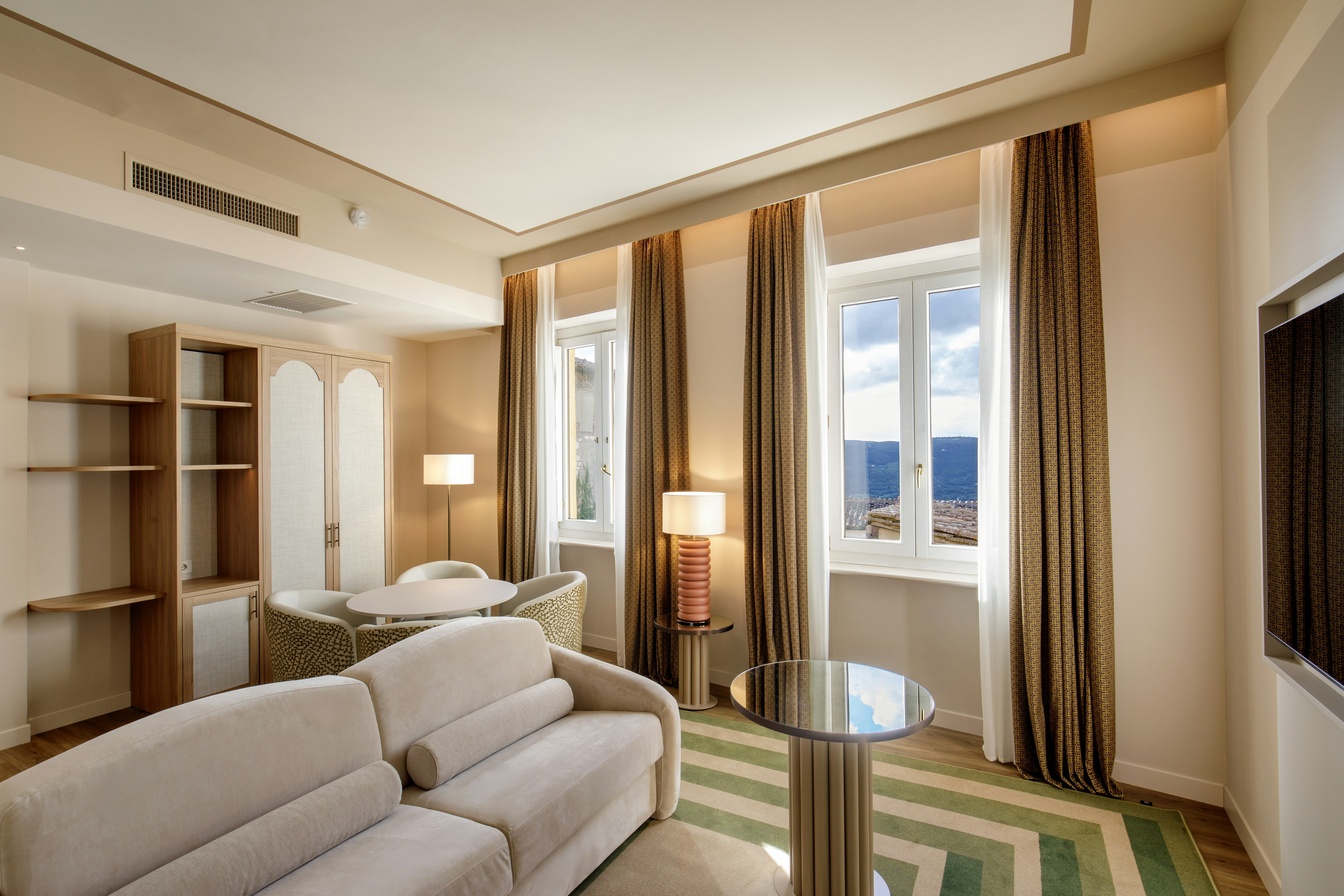 1 BEDROOM, SUITE, KING BED