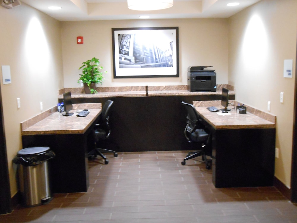 Holiday Inn Express Hotel And Suites Kansas City Ku Medical Center 45/49