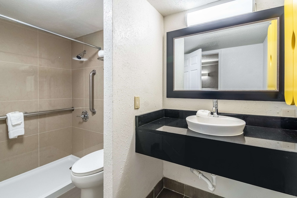 DELUXE, KING BED, ACCESSIBLE