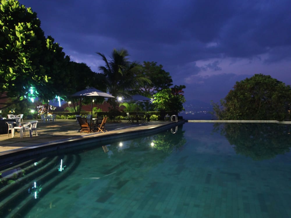 D Emmerick Salib Putih Hotel Salatiga 16/48