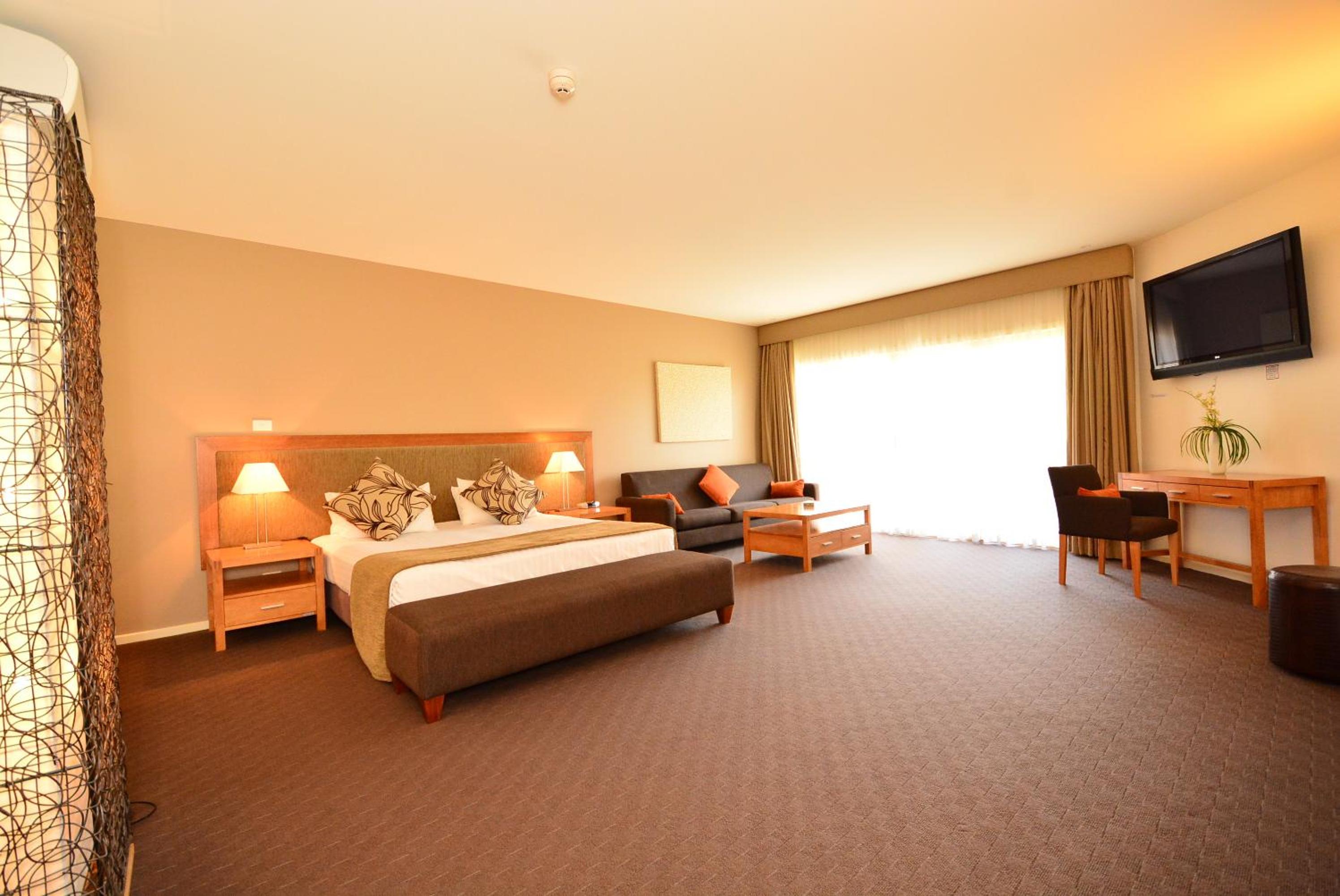 Peninsula, Spa, Suite