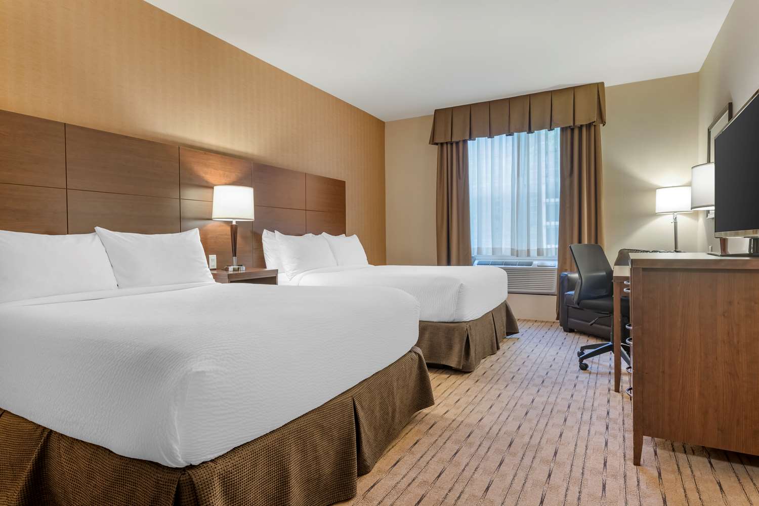 Room, 2 Queen Beds, Bathtub, Accessible